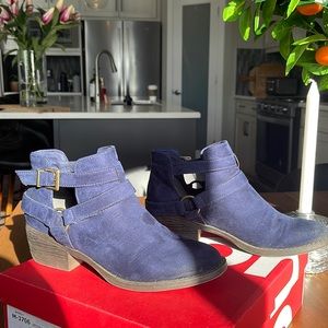 Navy blue ankle‎ boots that look like suede!!